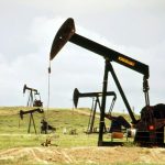 Baisse du prix du pétrole face à une demande faible et un dollar fort